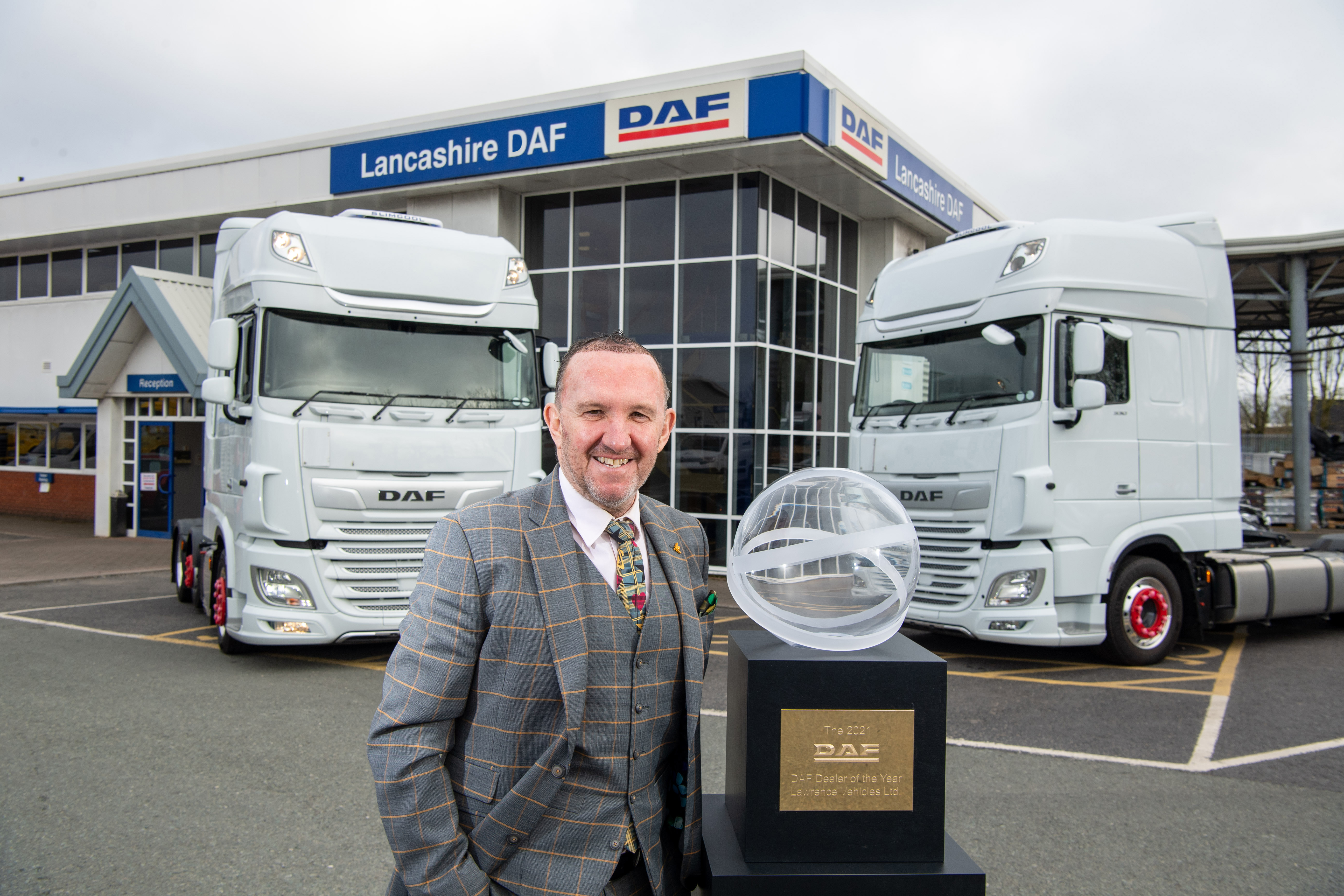 The-British-dealer-group-Lawrence-Vehicles-has-been-awarded-DAF-Dealer-of-the-Year-2021-01